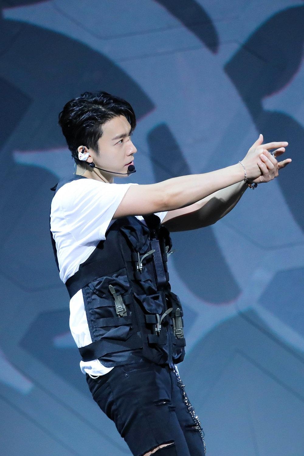 李东海帅气造型