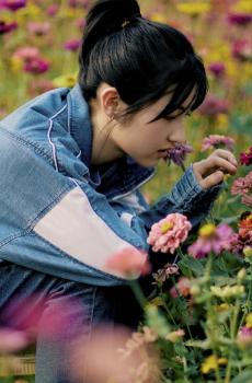 张子枫小清新休闲迷人阳光户外牛仔写真-1