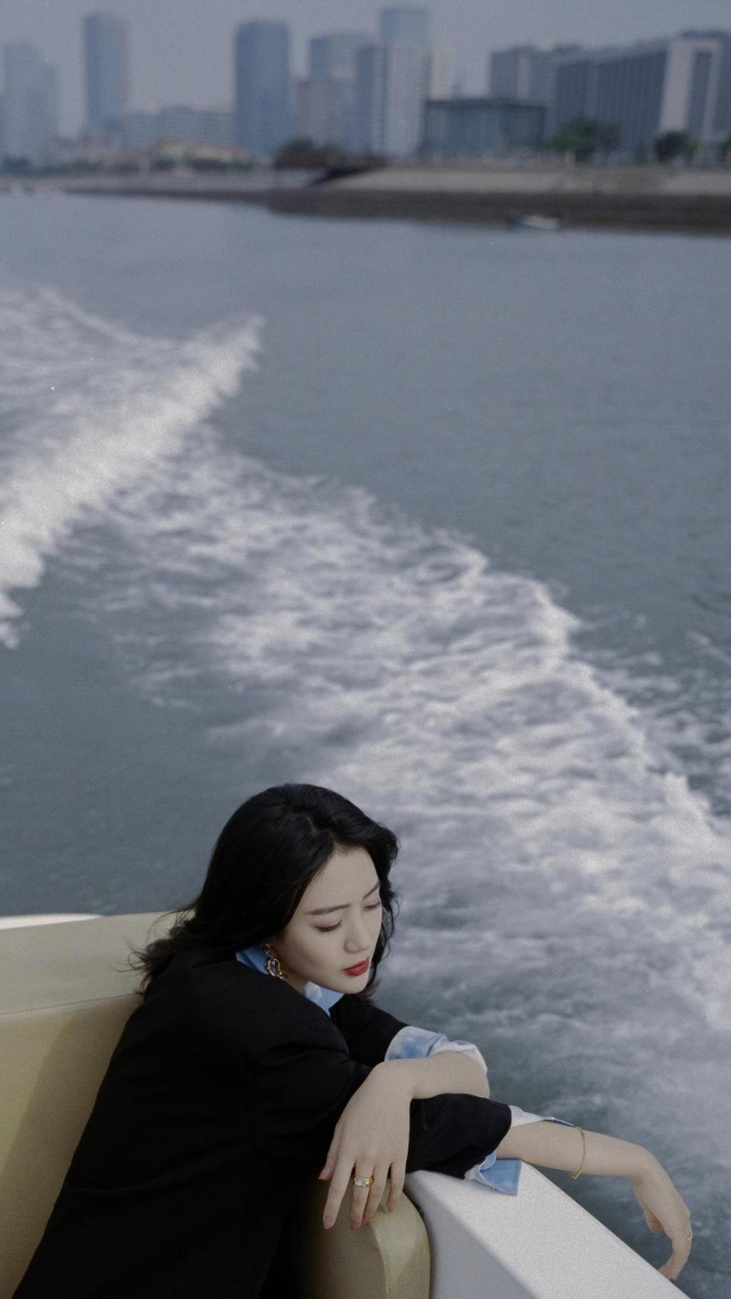 王梓薇黑色小西装气质迷人写真