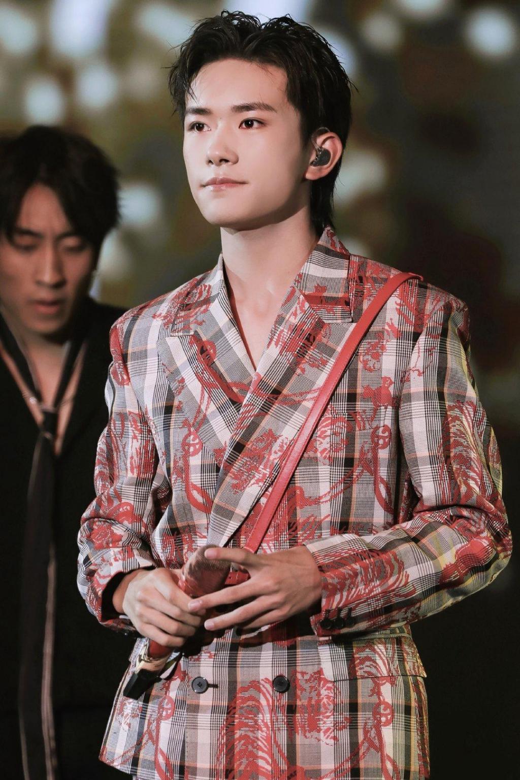 易烊千玺新发型