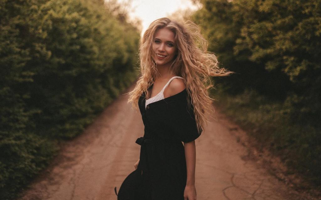 微笑的欧美美女写真