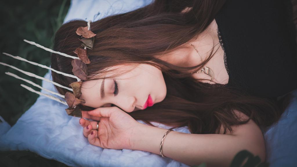一个睡着了的女人图片