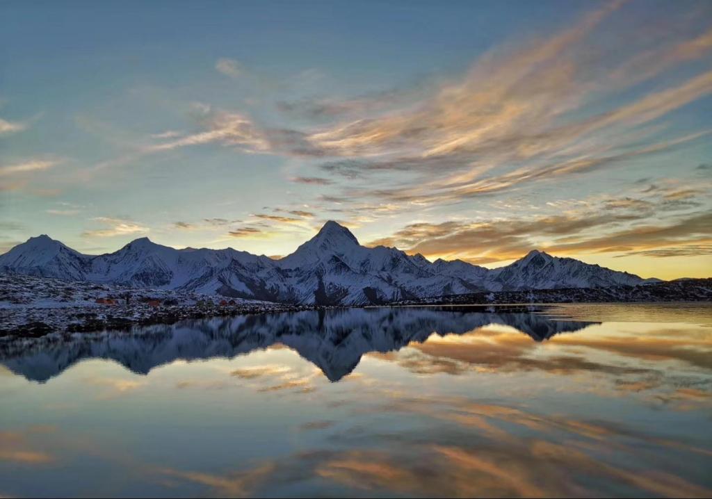 皑皑白雪的峻峭雪山