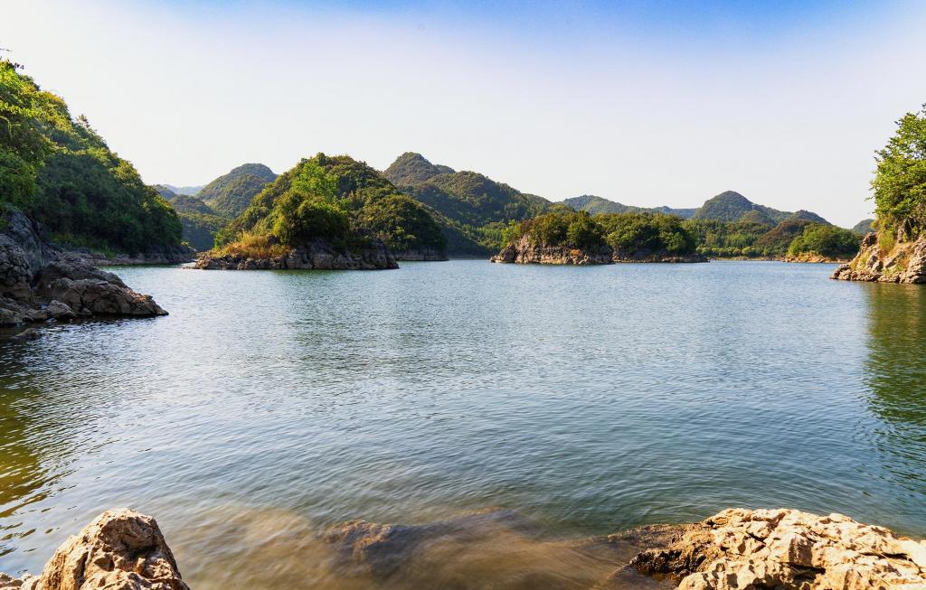 养眼迷人的月亮湖风光