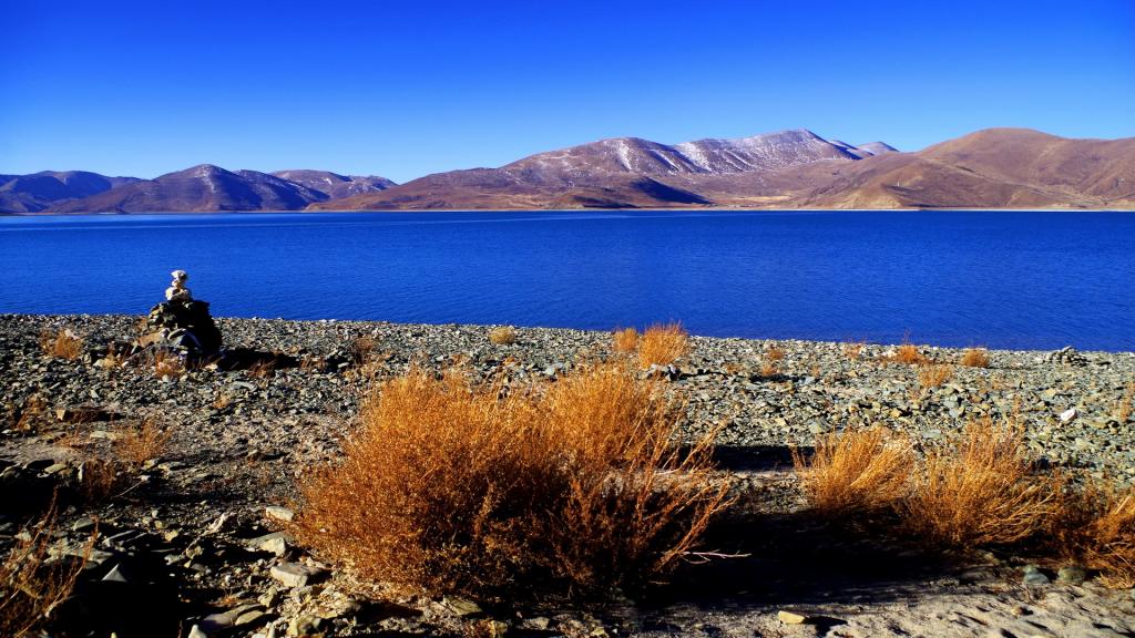 西藏羊卓雍措之碧蓝色湖泊