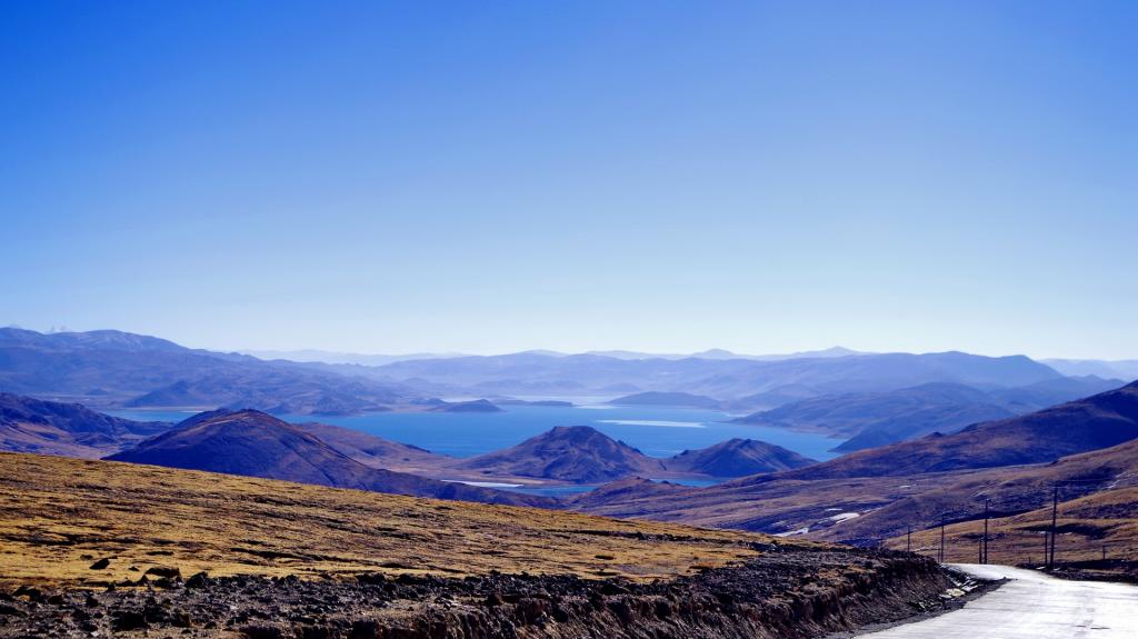 西藏羊卓雍措之碧蓝色湖泊