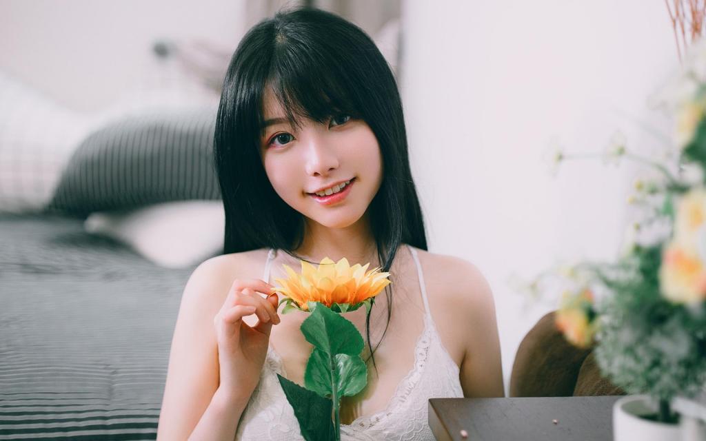 性感丰满吊带裙美女清凉诱惑居家私房写真