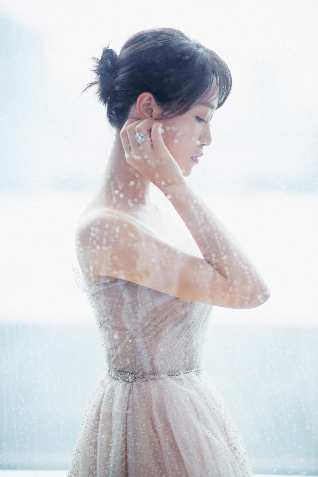 蓝盈莹香槟金抹胸礼服唯美写真