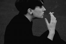 一个人伤感背影抽烟