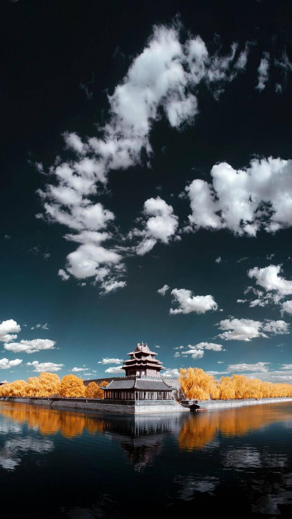 蓝天古迹护城河