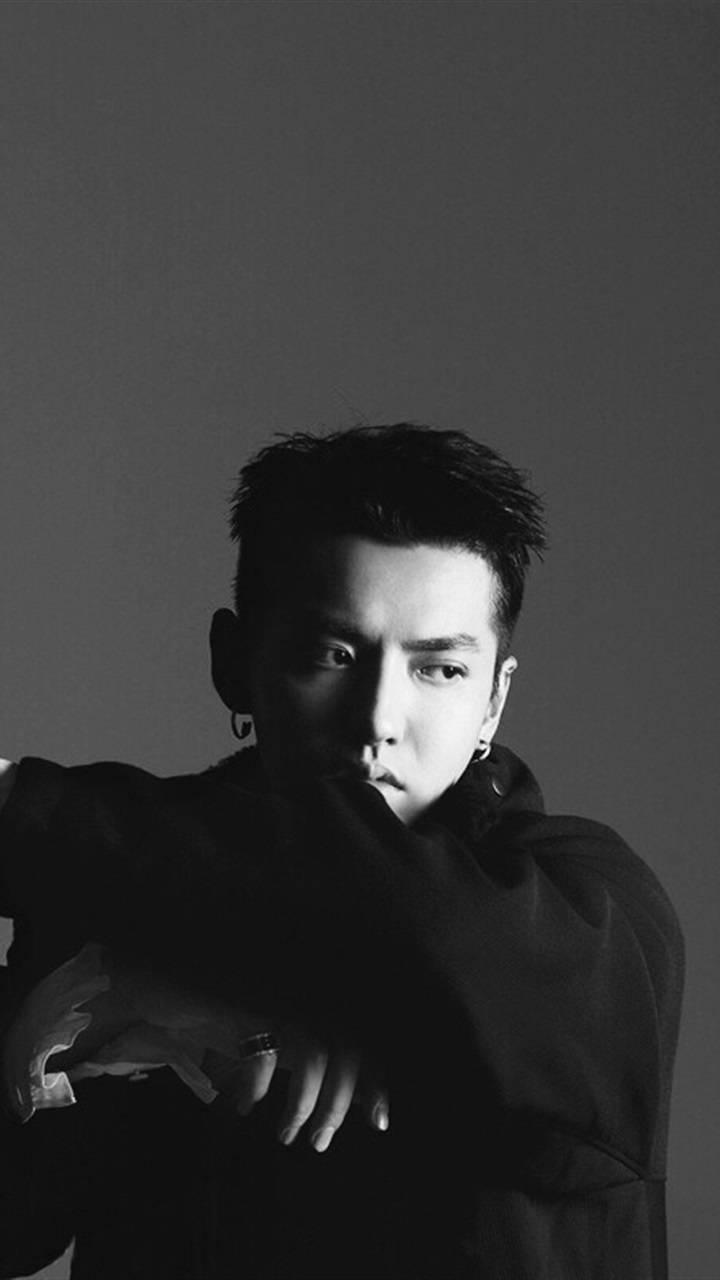 吴亦凡黑色气质写真