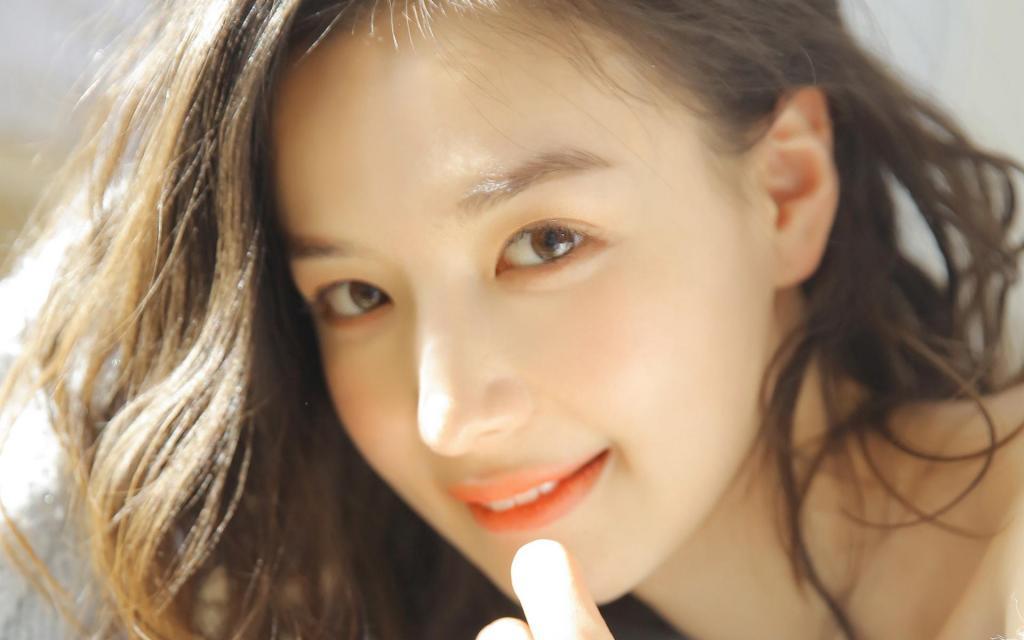 气质长发美女居家恬静唯美写真