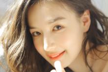 气质长发美女居家恬静唯美写真