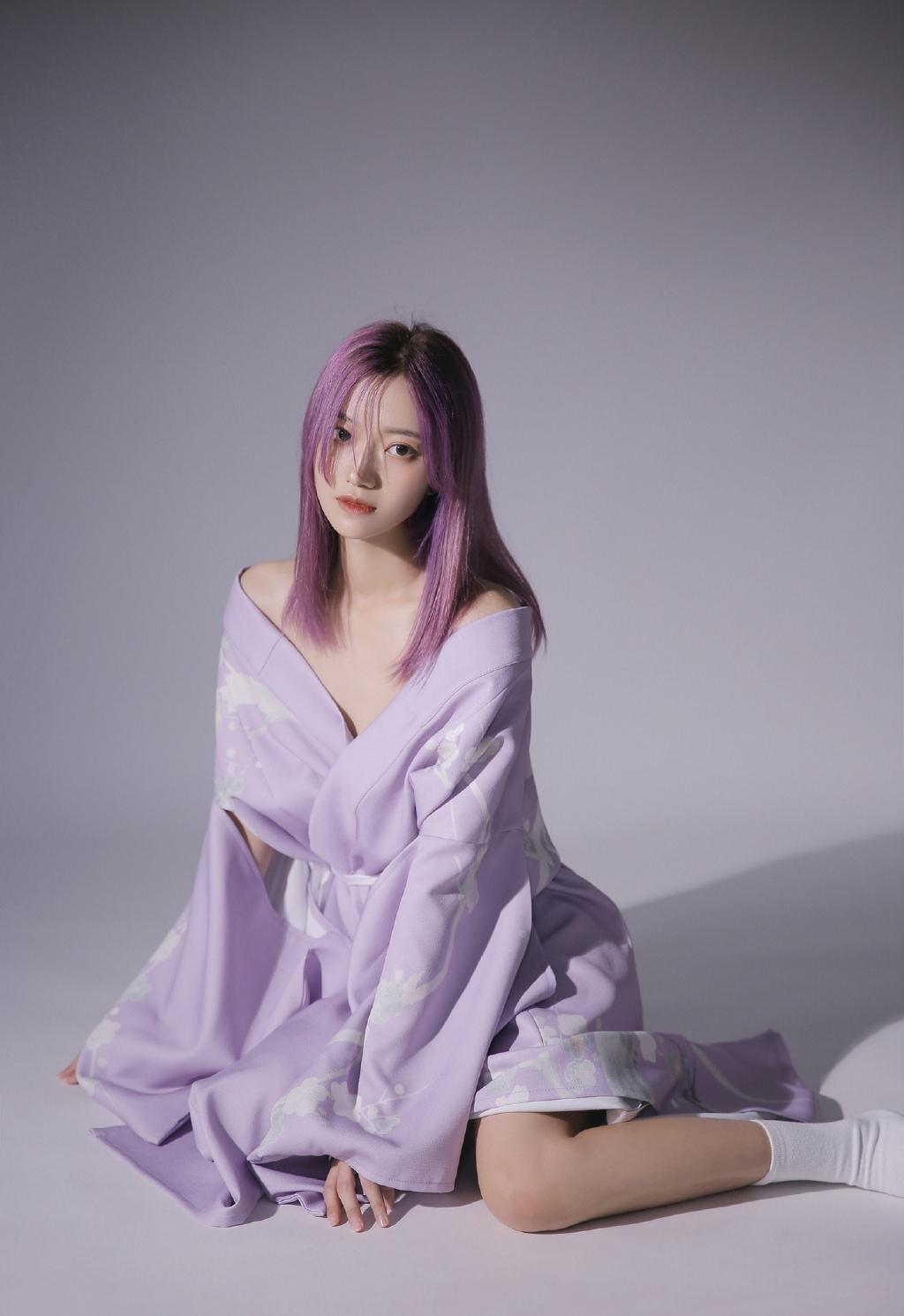 紫发和服美女香肩诱惑私房写真