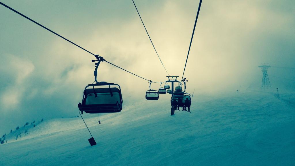 冬季雪花下的观光缆车