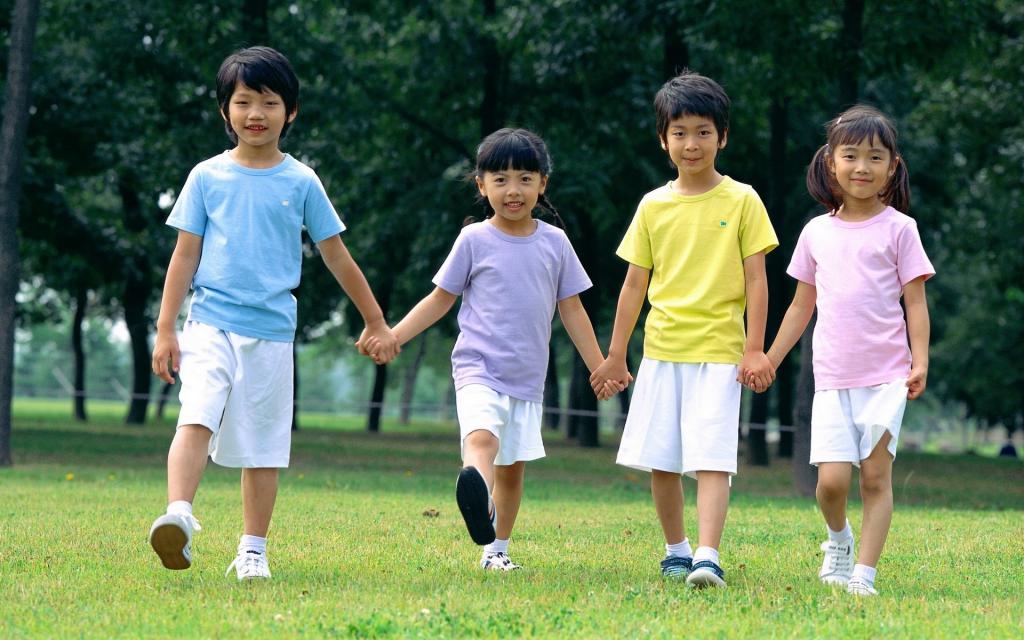 快乐儿童草地摄影