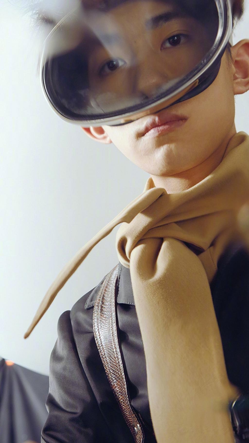 小鲜肉易烊千玺帅气写真