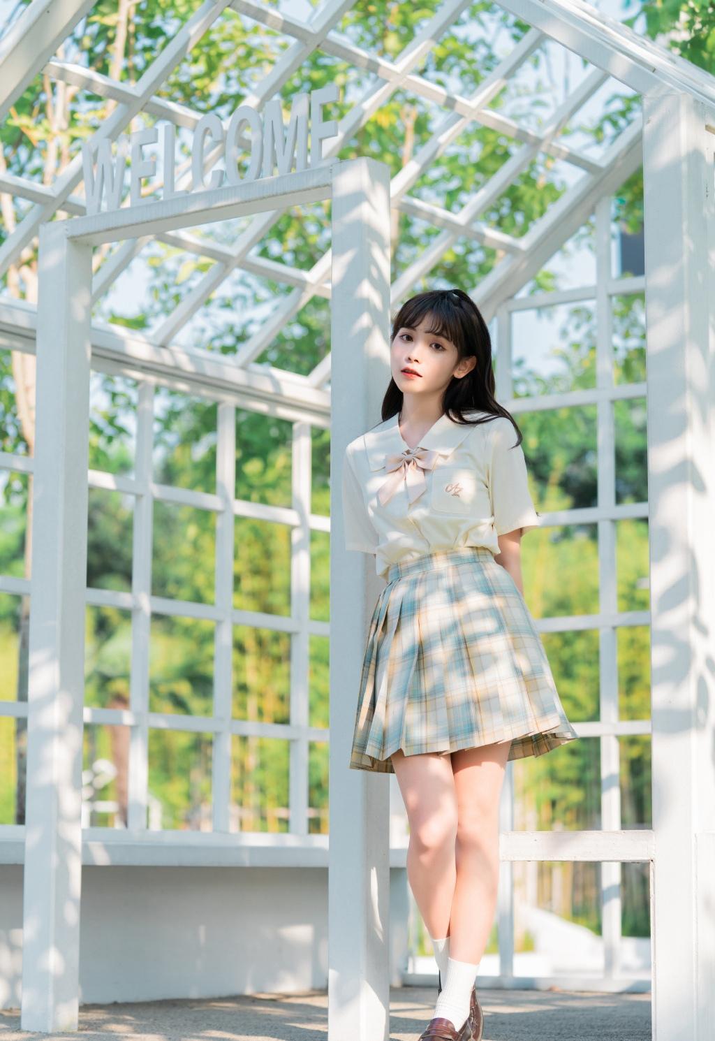 格纹短裙美女修长美腿诱人写真