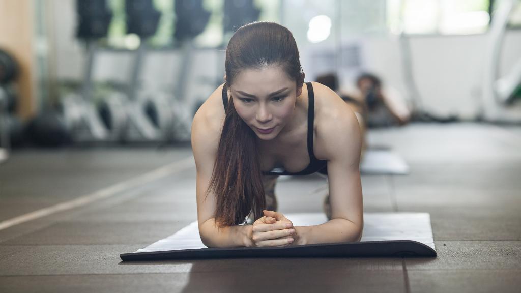 健身房里健身的女生