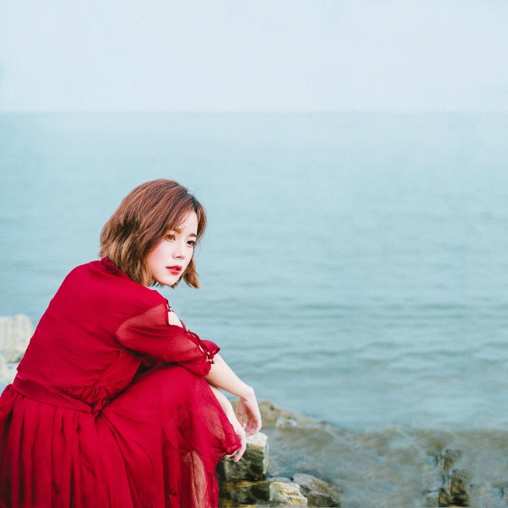 性感的短发红裙美女海边写真