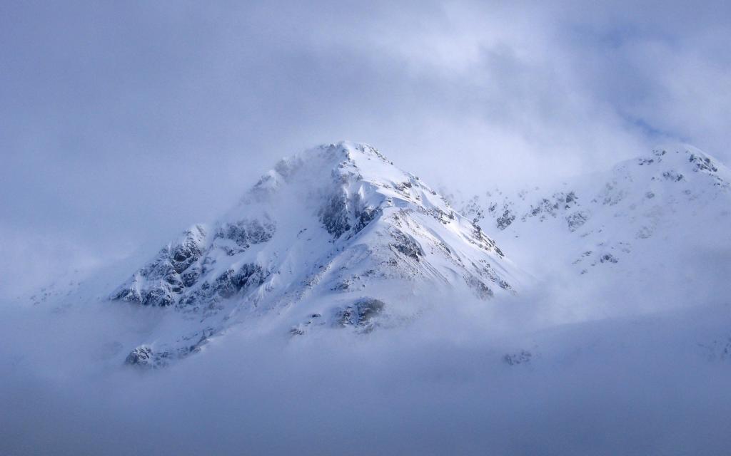 云里雾里的唯美山脉自然风光