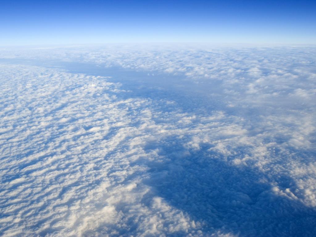 蓝天清澈，白云悠然