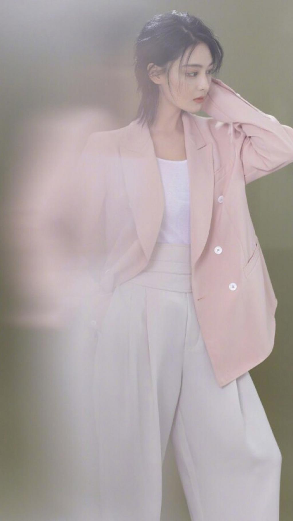 张馨予粉色西装时尚写真
