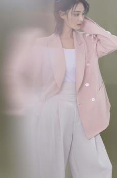 张馨予粉色西装时尚写真-1