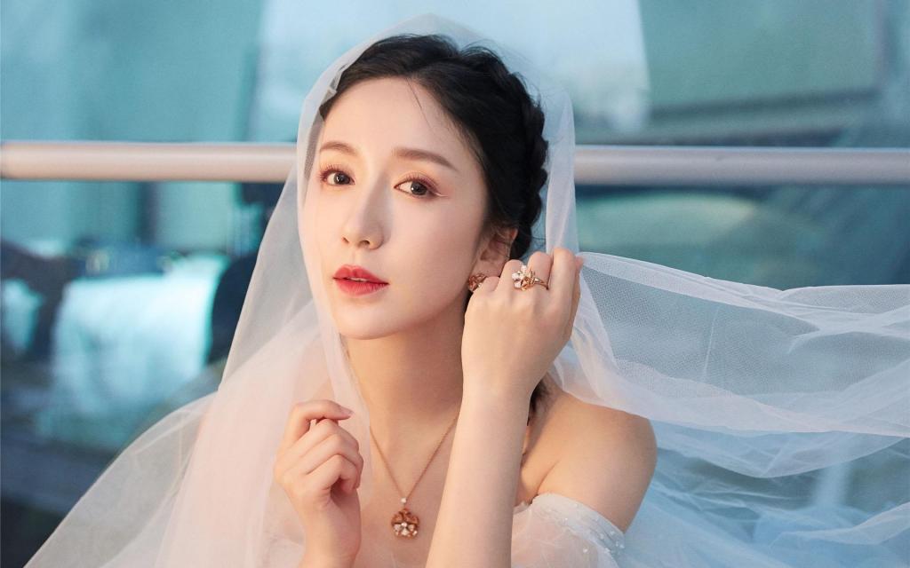 性感女神娄艺潇抹胸纱裙写真