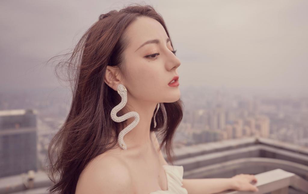 迪丽热巴性感开衩长裙写真