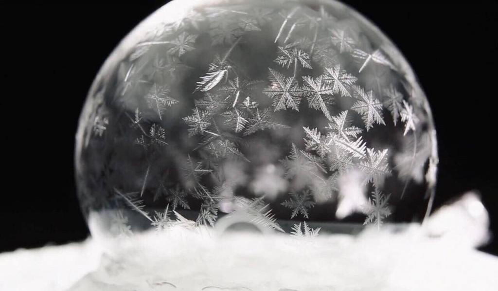 0度下美丽的泡泡结冰