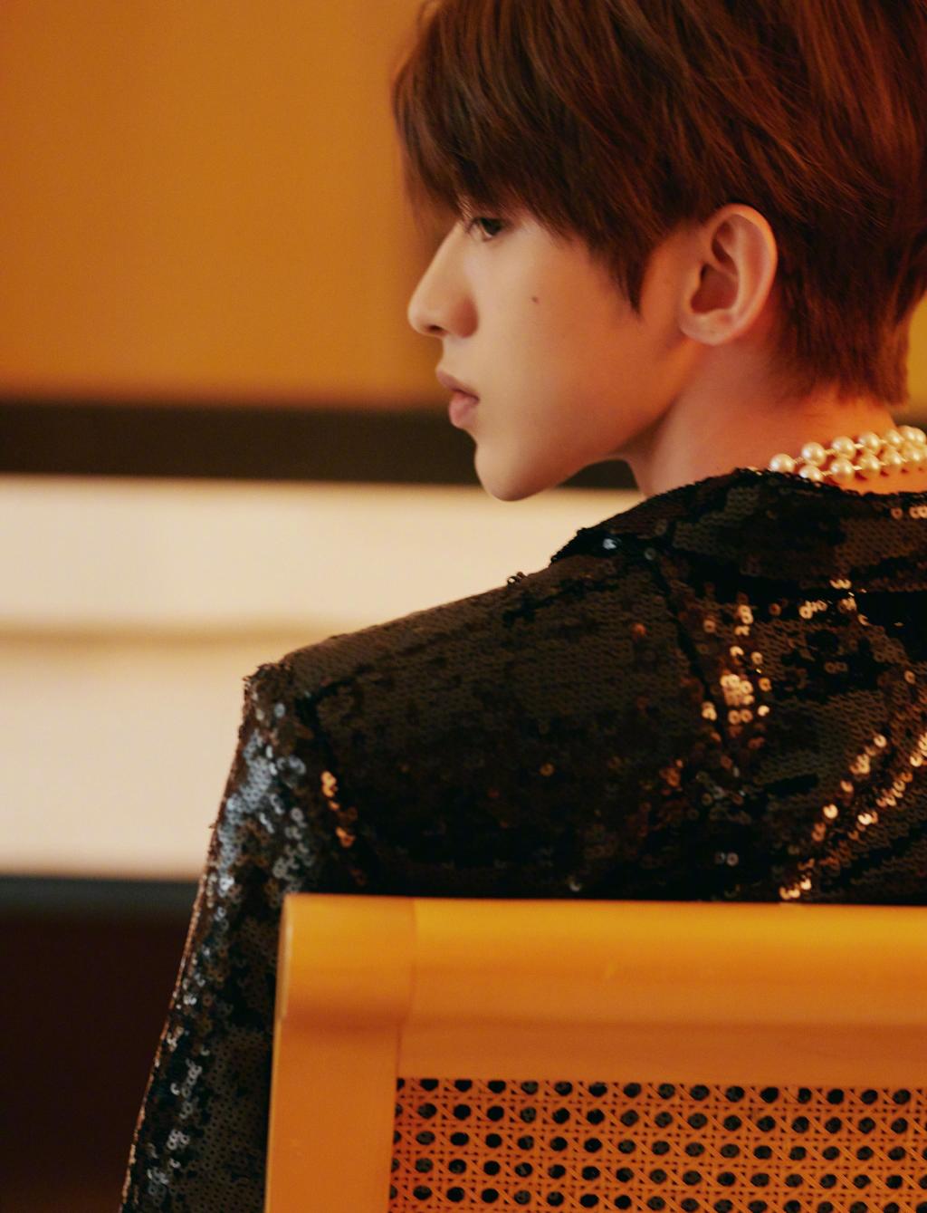  蔡徐坤亮片西装短外套写真