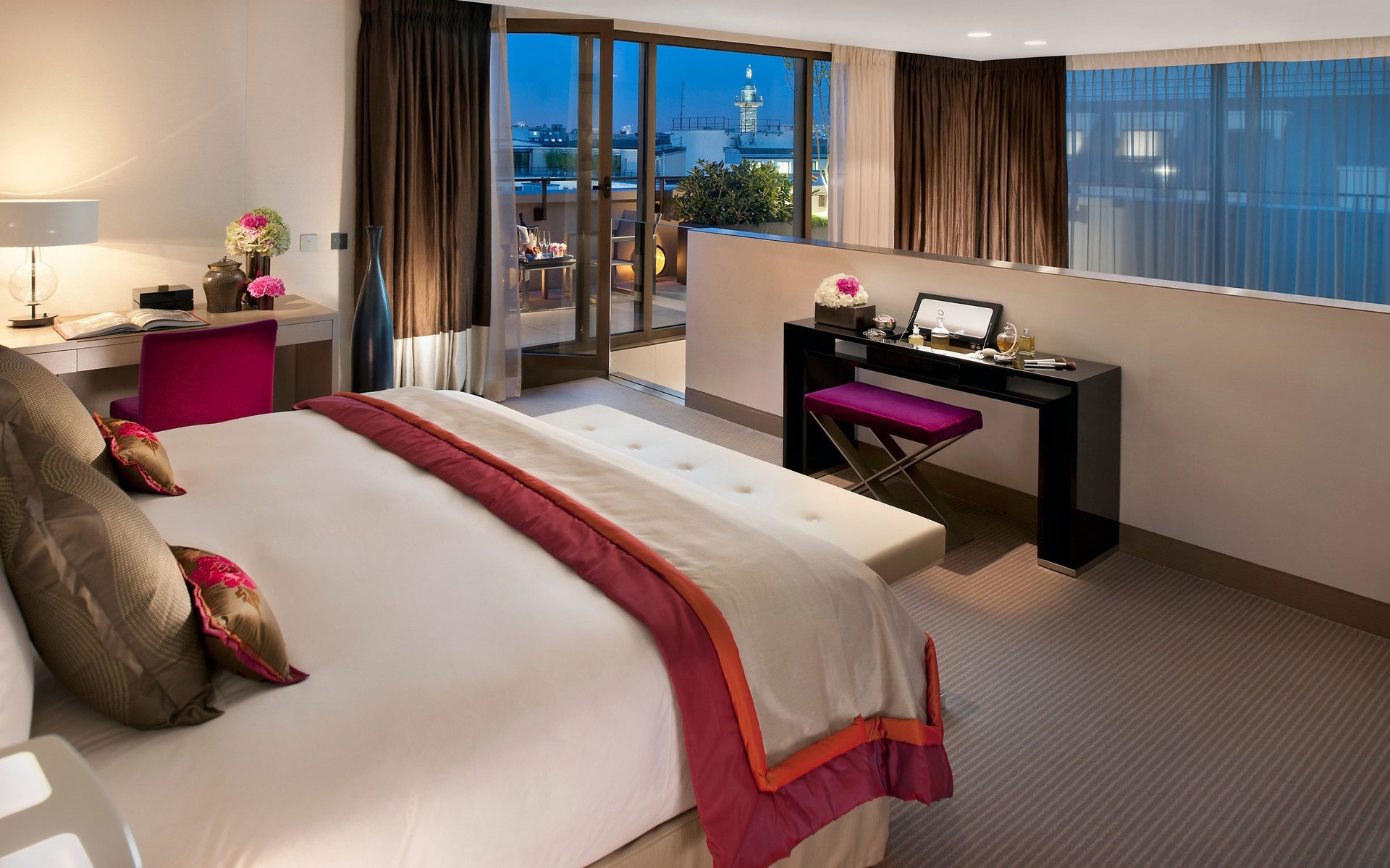 豪华卧室双人床图片