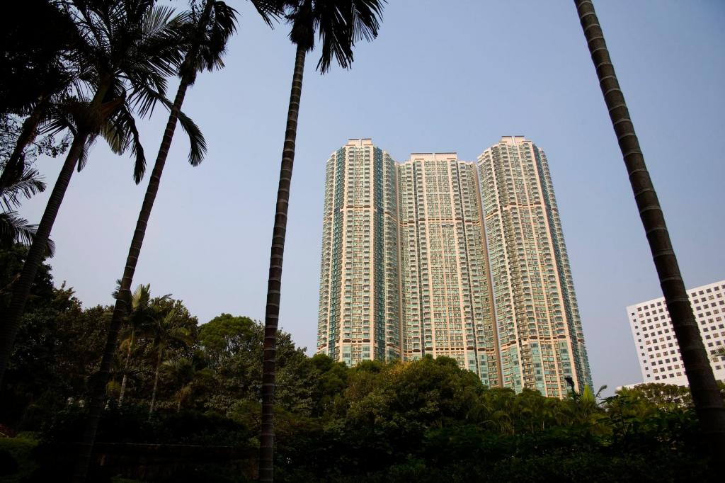 仰视香港高楼大厦风光