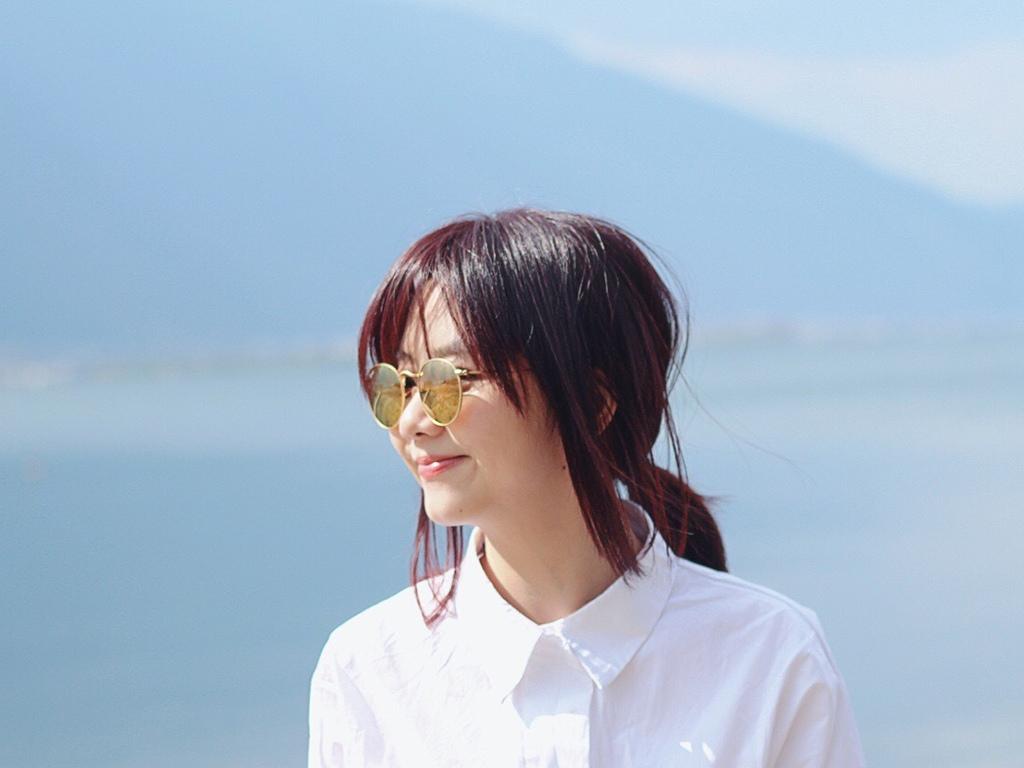 谭松韵清新白衬衫写真