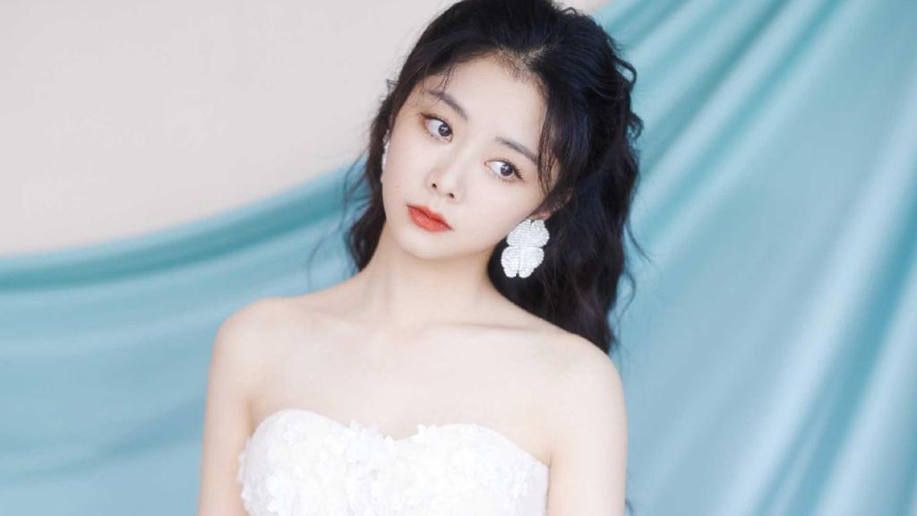 谭松韵蕾丝白裙甜美气质迷人写真