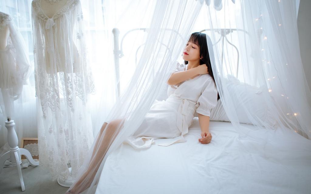 乌黑亮丽的长发美女