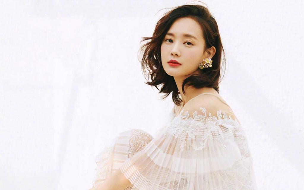 清纯美女明星李一桐时尚写真