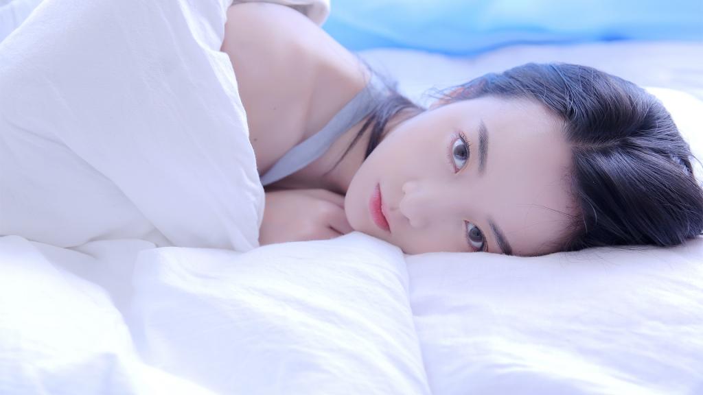 成熟性感美女床上诱人写真