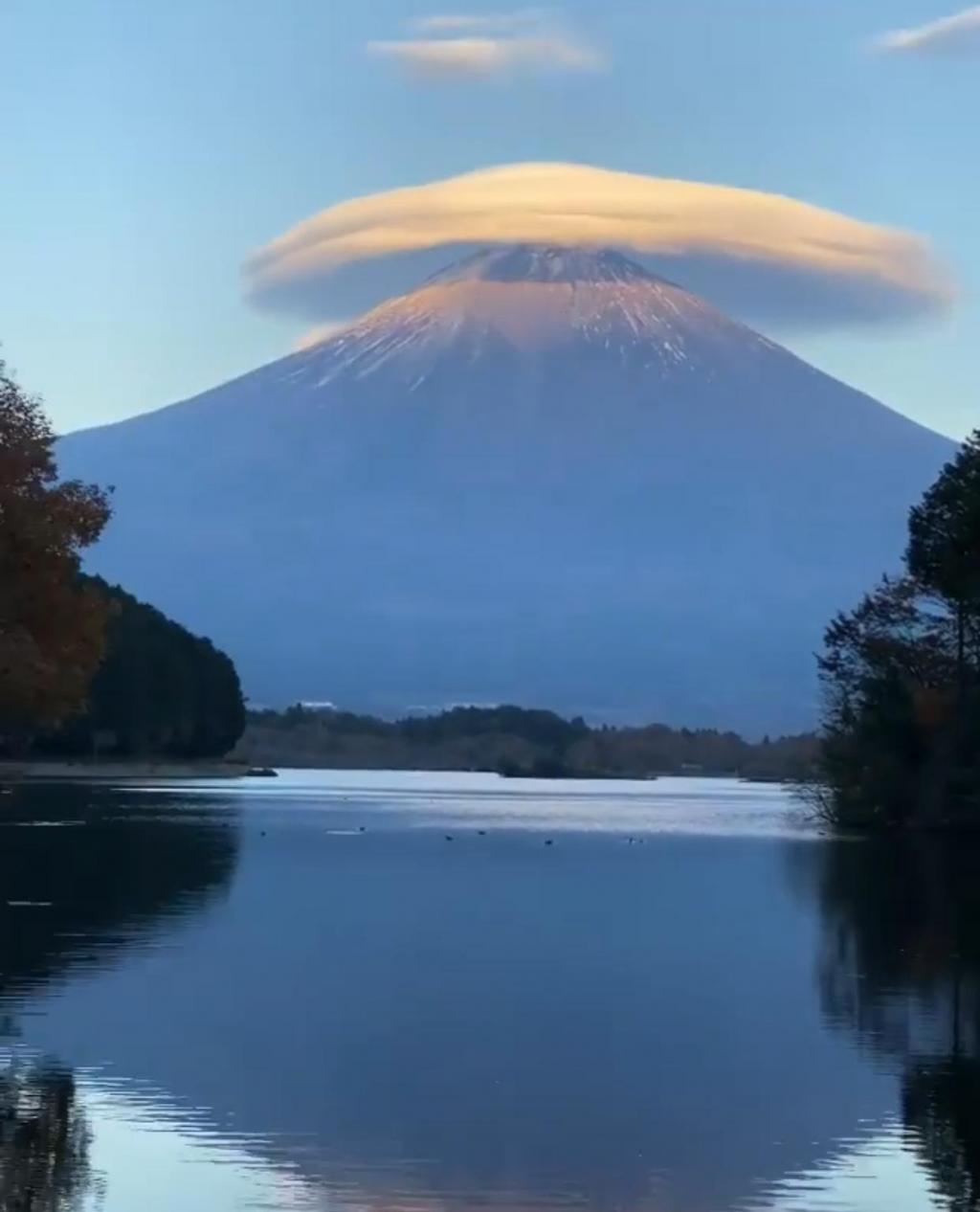 INS上戴帽子的富士山