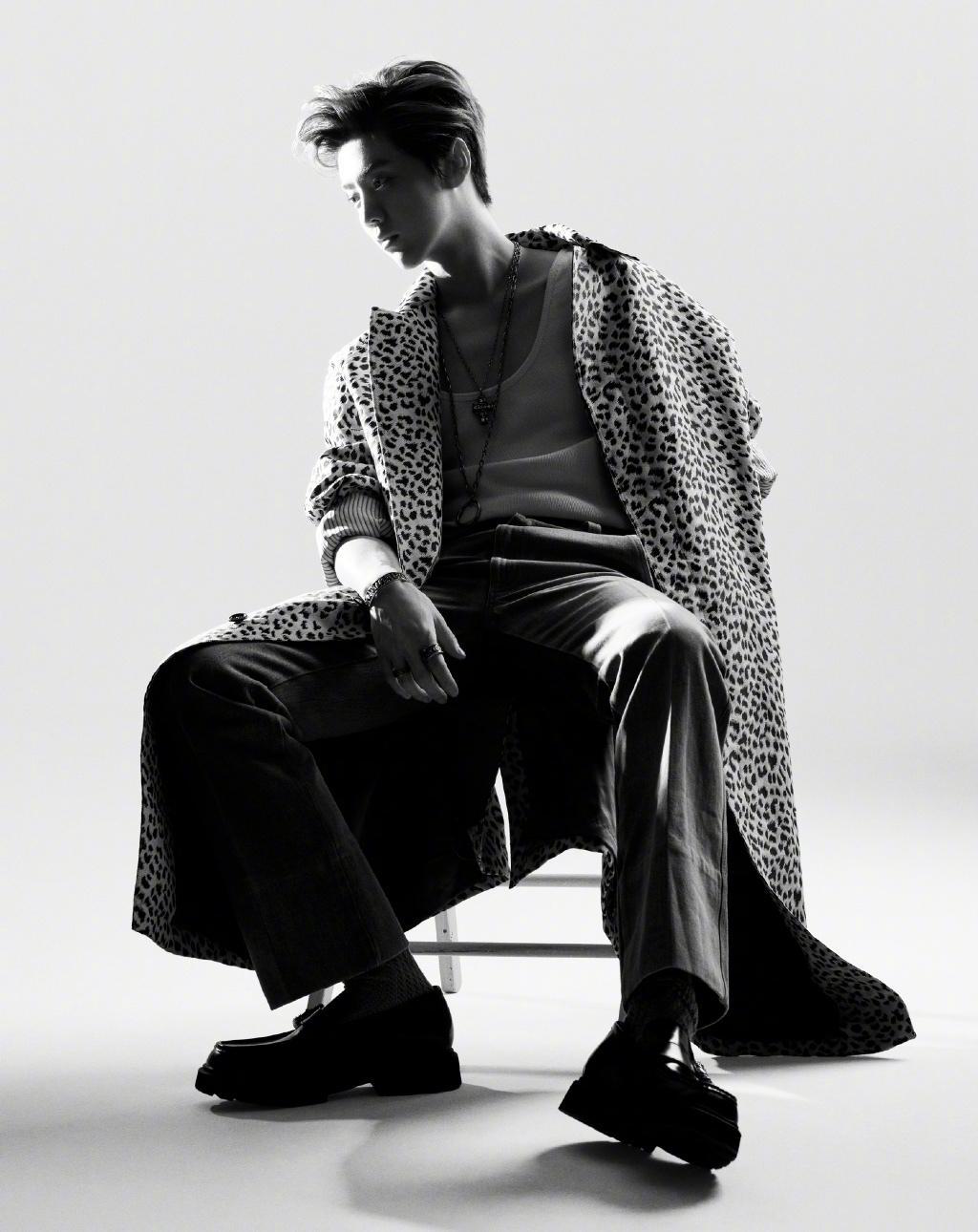 鹿晗时尚黑白个性帅气写真