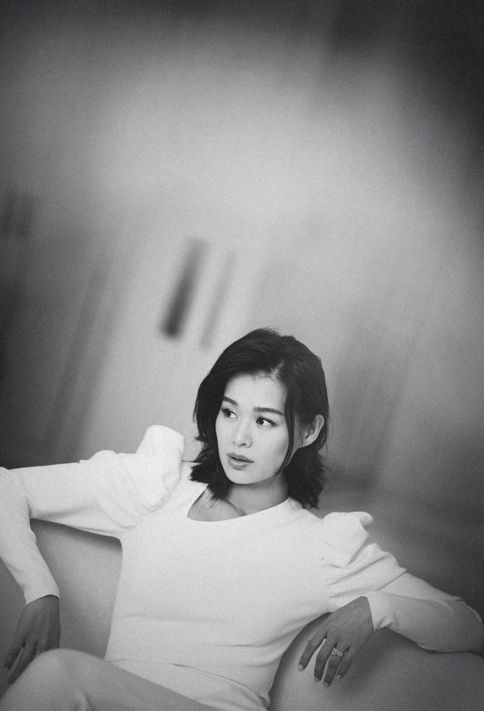 胡杏儿黑白时尚性感迷人写真