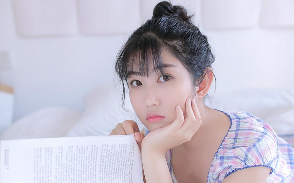 清新养眼的少女室内写真