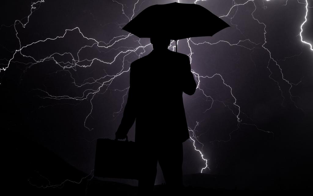 下雨天一个人撑伞行走