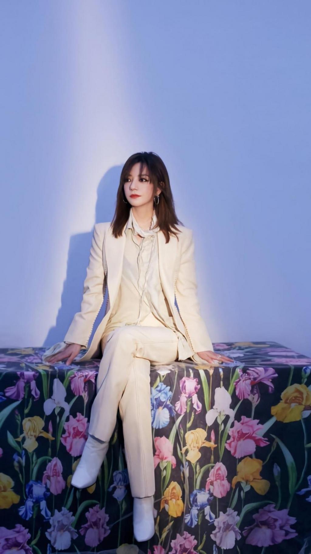 赵薇知性优雅气质写真