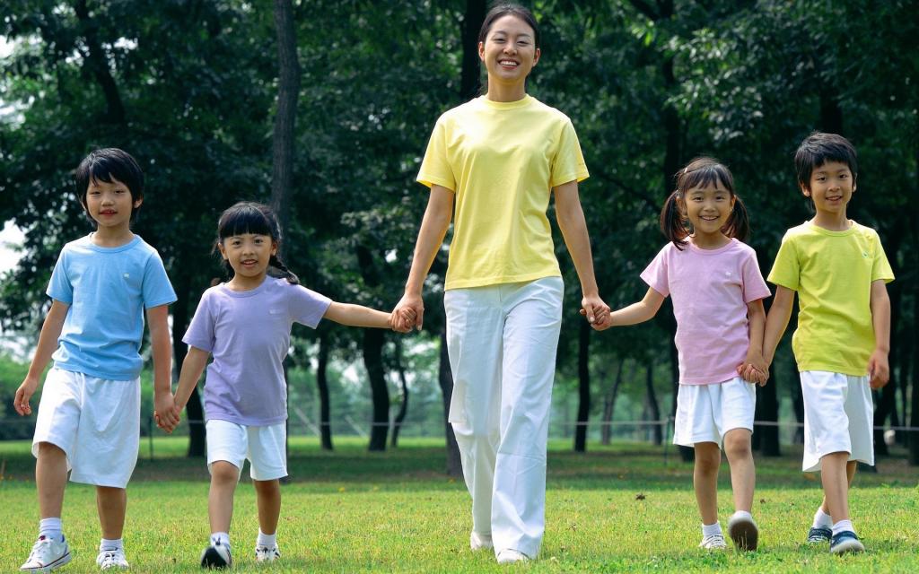 快乐儿童草地摄影