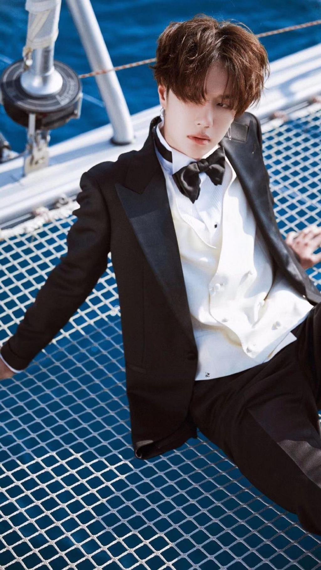 王一博帅气西装写真