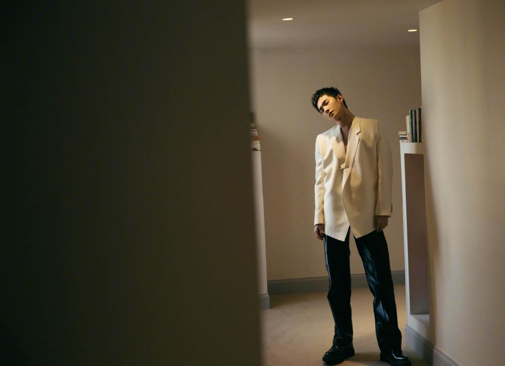 杨洋霸气白色真空西装写真