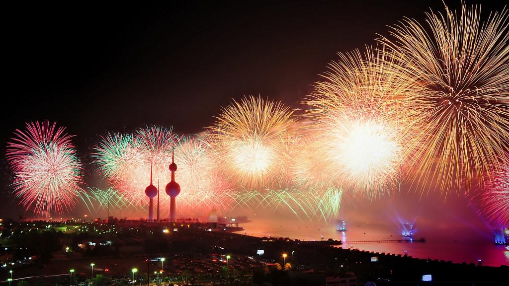 短暂色彩斑斓的烟花