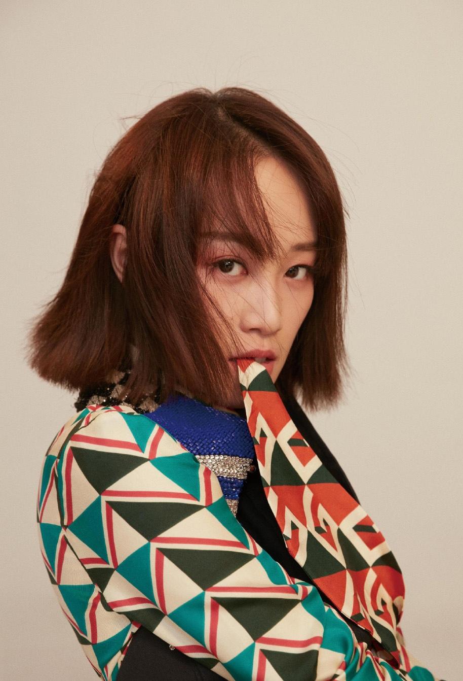 蓝盈莹短发时尚写真